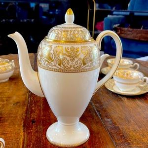 Wedgewood Coffee server Gold Florentine. Beautiful no chips.